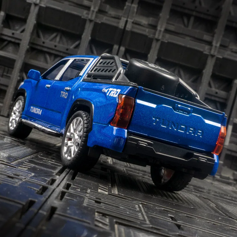 1:32 Toyota Tundra alloy off-road vehicle model with doors and hood that can be opened rich details, fine workmanship