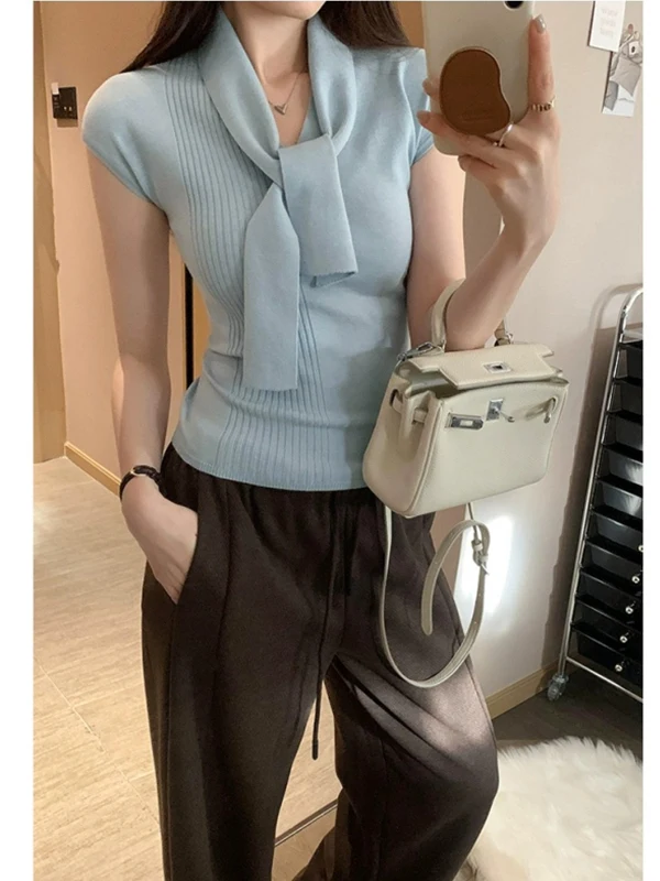 Koreański sweter z dekoltem w serek, dzianinowy, damski, wiosenno-letni, nowy, elegancki, słodki, odmładzający, bazowy top.