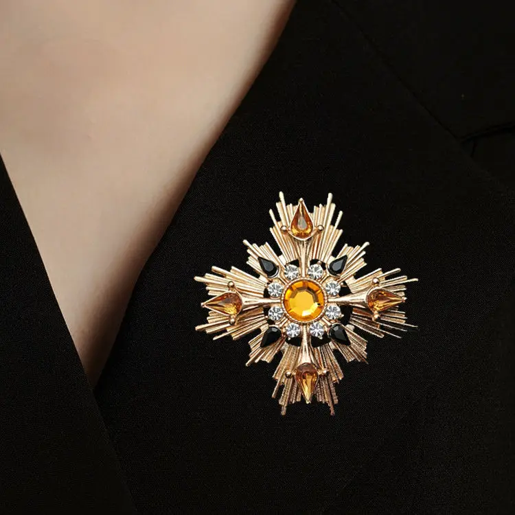 

High-end medieval accessories, luxury temperament, exquisite suit, retro fashion brooch