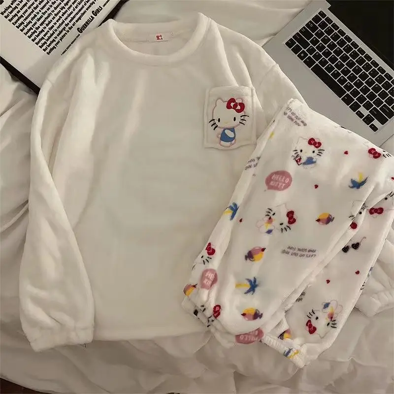 طقم بيجامة من الصوف المرجاني للسيدات من Hello Kitty لعام 2025 ملابس شتوية من الفلانيل الحراري القطيفة ملابس منزلية لطيفة وجذابة