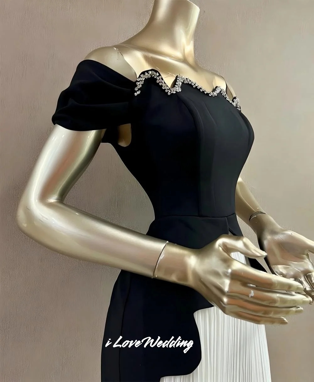 ชุดราตรีสีดำขาวแบบไม่มีสายรัดไหล่ แต่งระบาย ทรงเอไลน์ แบบเปิดไหล่ ชุดงานแต่งงาน ชุดงานเลี้ยง ยาวกรอมพื้น จับจีบ สามารถสั่งตัดได้