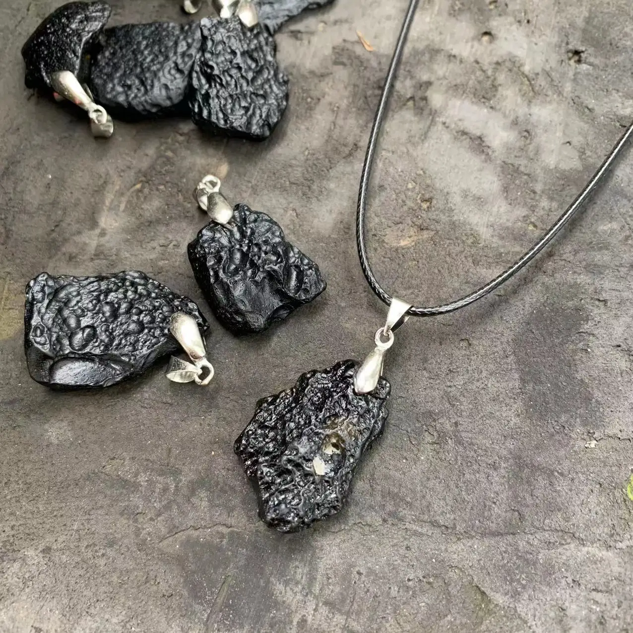 Meteorita negra Natural, collar rugoso irregular para hombres y mujeres, estilo Punk, tektita, energía cósmica, joyería de cuerda para la salud de la suerte