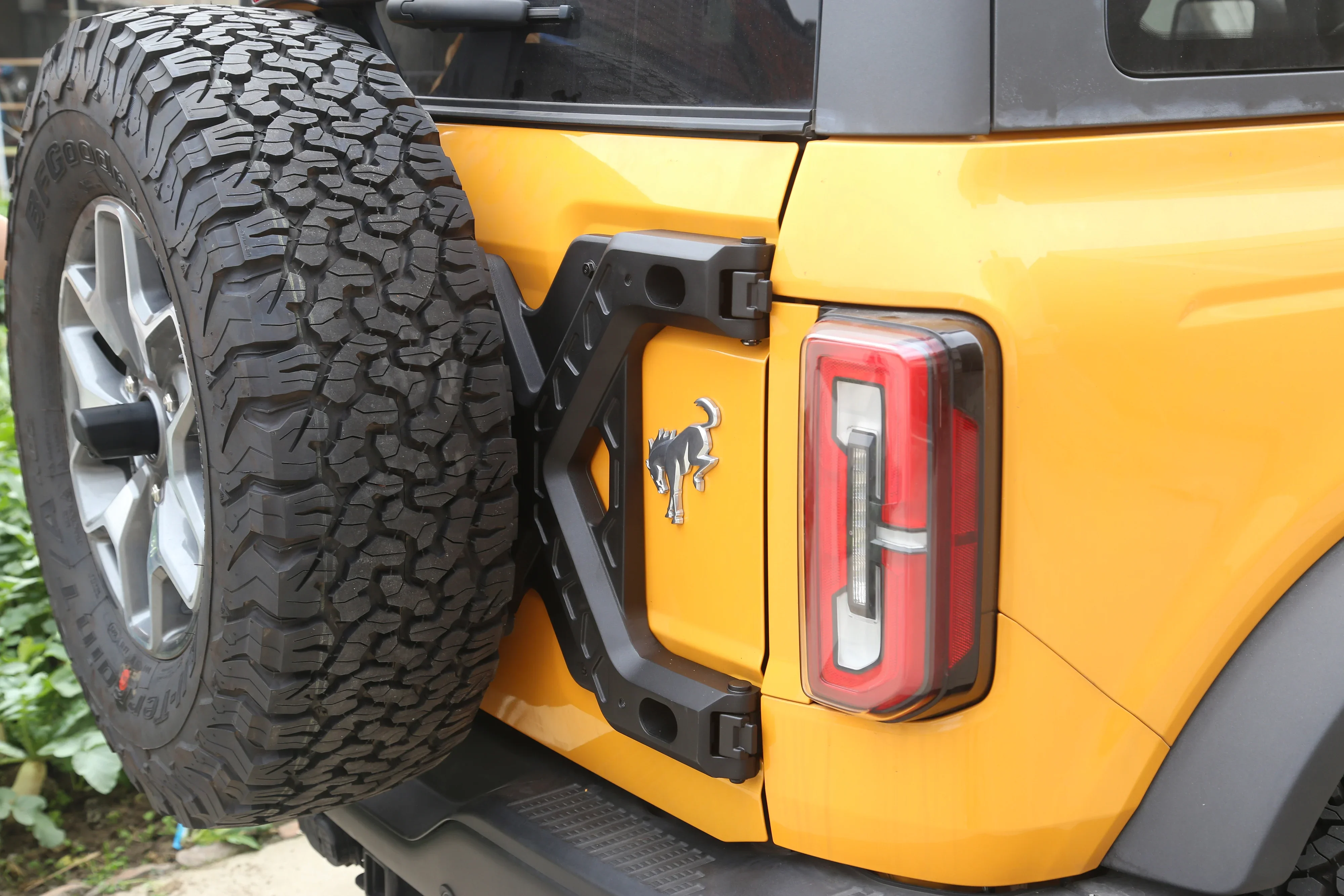 سبائك الألومنيوم عززت الباب الخلفي قوس المفصلي الإطارات الاحتياطية الناقل ل 2021 2022 2023 فورد برونكو 2/4 أبواب