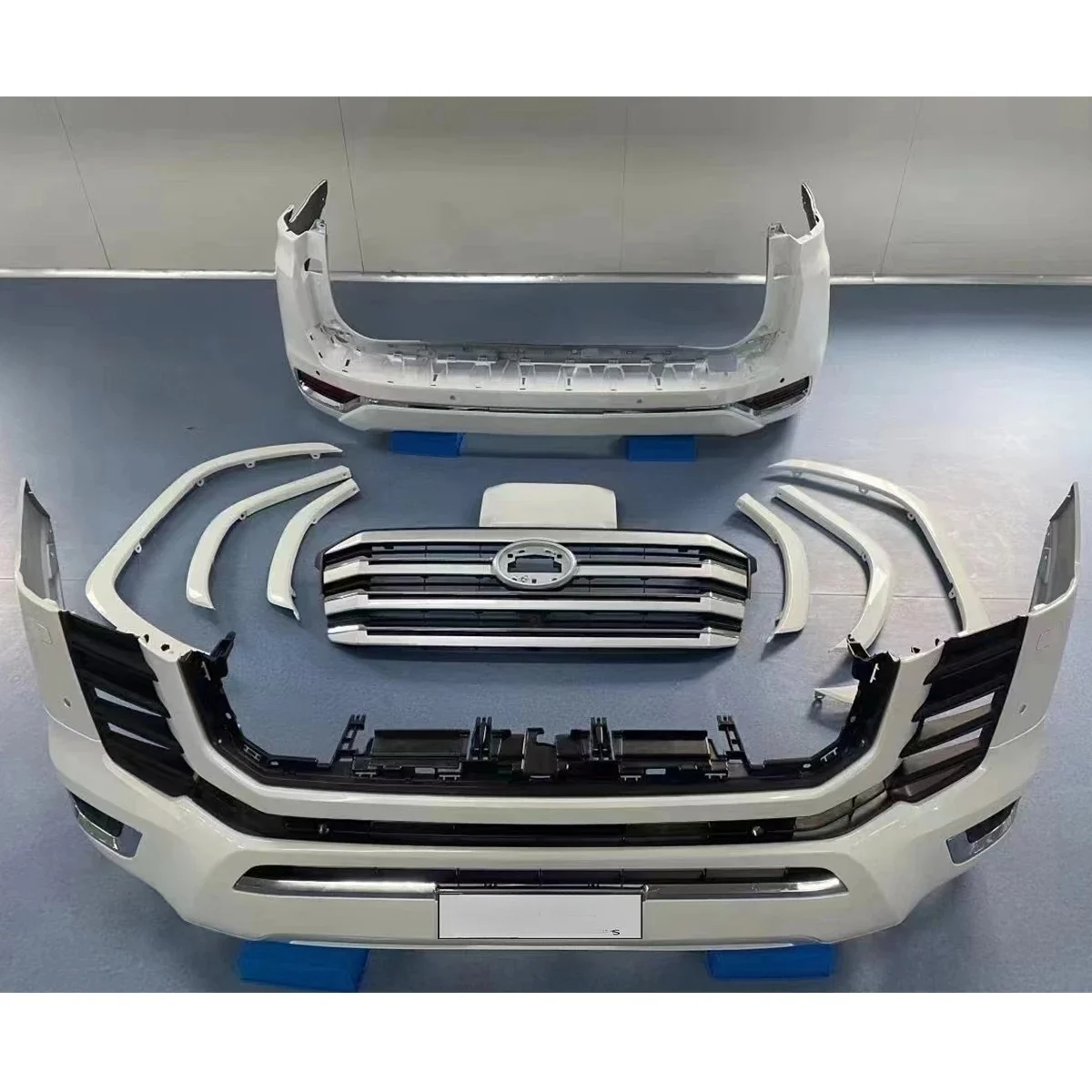 

NEW Body Kit for Toyota LC300 VX 2022- Modified to ZX Model, Including Front and Rear Bumper Assemblies.