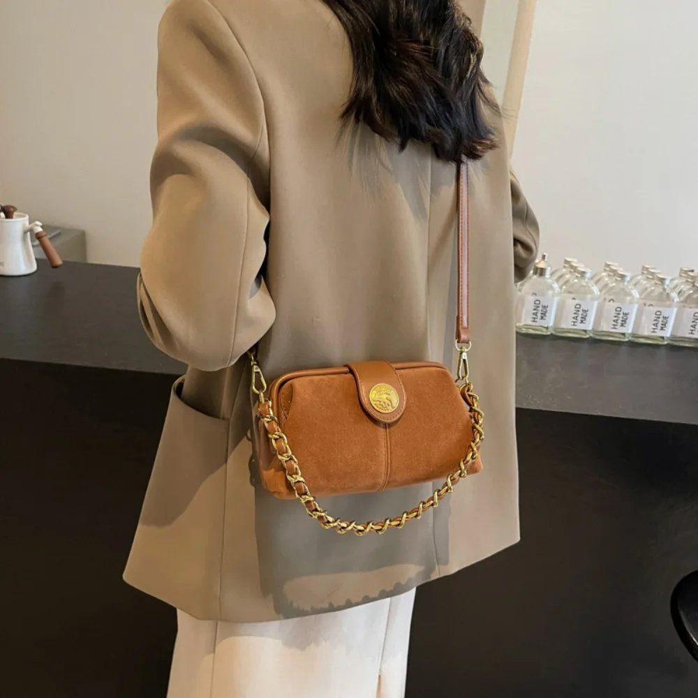 

2025 модные замшевые сумки через плечо для женщин, роскошные сумки на цепочке для подмышек, большие вместительные кошельки, сумки через плечо для бродяг