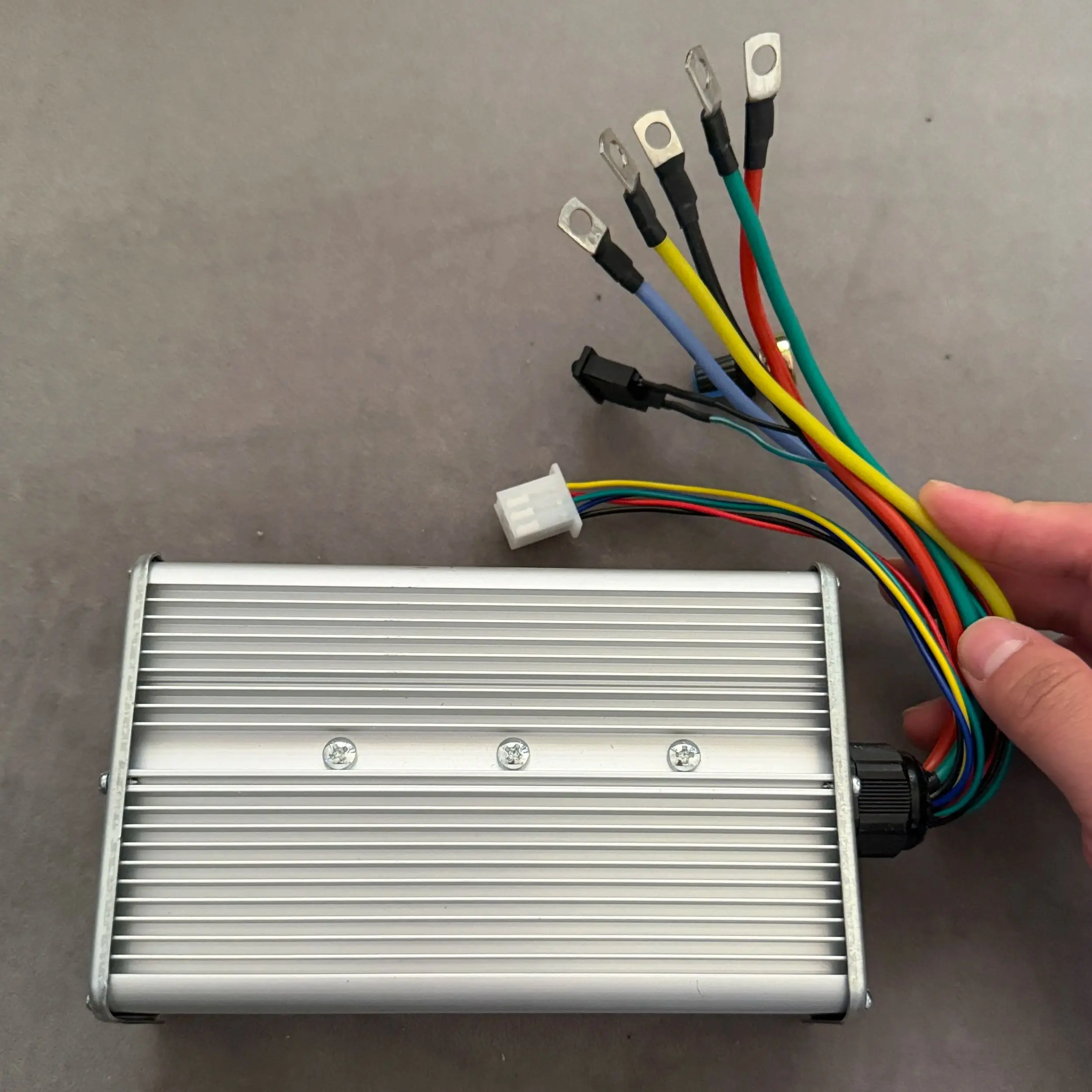 

Мощный драйвер бесщеточного двигателя 1000 Вт 55A DC12V-24V Контроллер бесщеточного двигателя