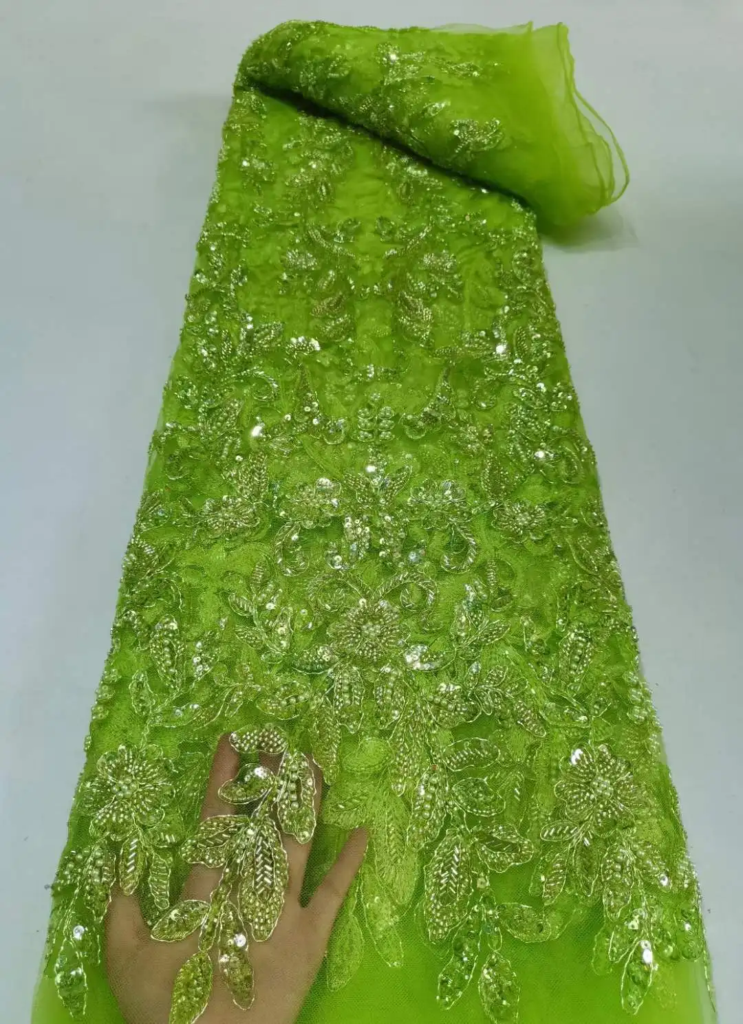 Abito da sera su misura con paillettes Accessori in cristallo Abito da sposa in rete Tessuto floreale Materiale con diamanti ricamati con perline