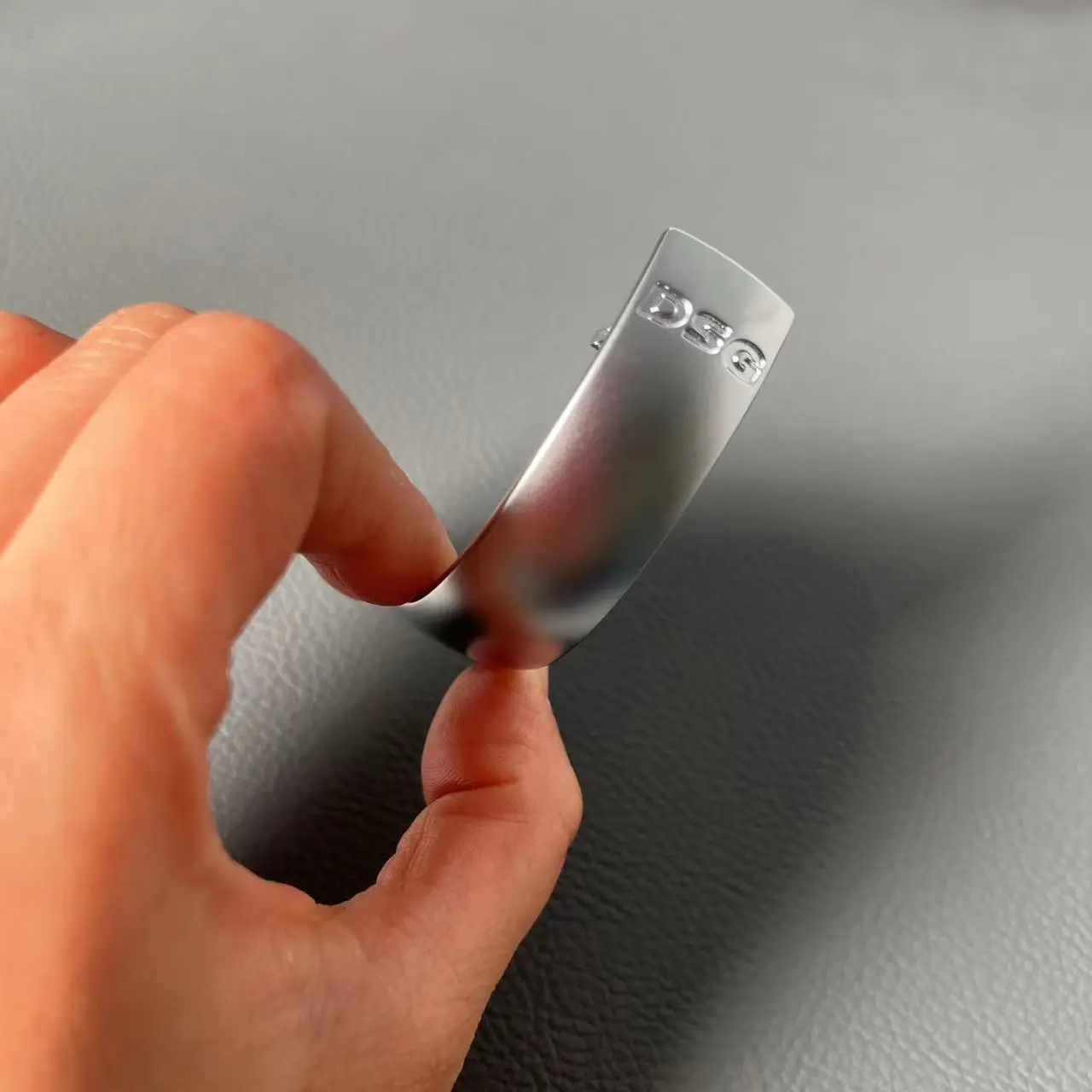 DSG Schaltknauf Chrom mit Leder-Seitenabdeckung in Blau & Rot für VW Golf 6 7 R GTI Passat B7 B8 CC R20 Jetta MK6 GLI – Detail 5