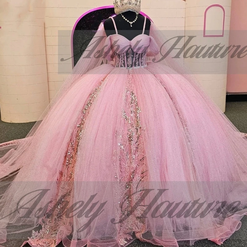 Abiti Quinceanera da principessa rosa personalizzati per la 15a ragazza con abito da ballo con applicazioni a mantella, abito da ballo per feste da donna, abito da occasione 2025