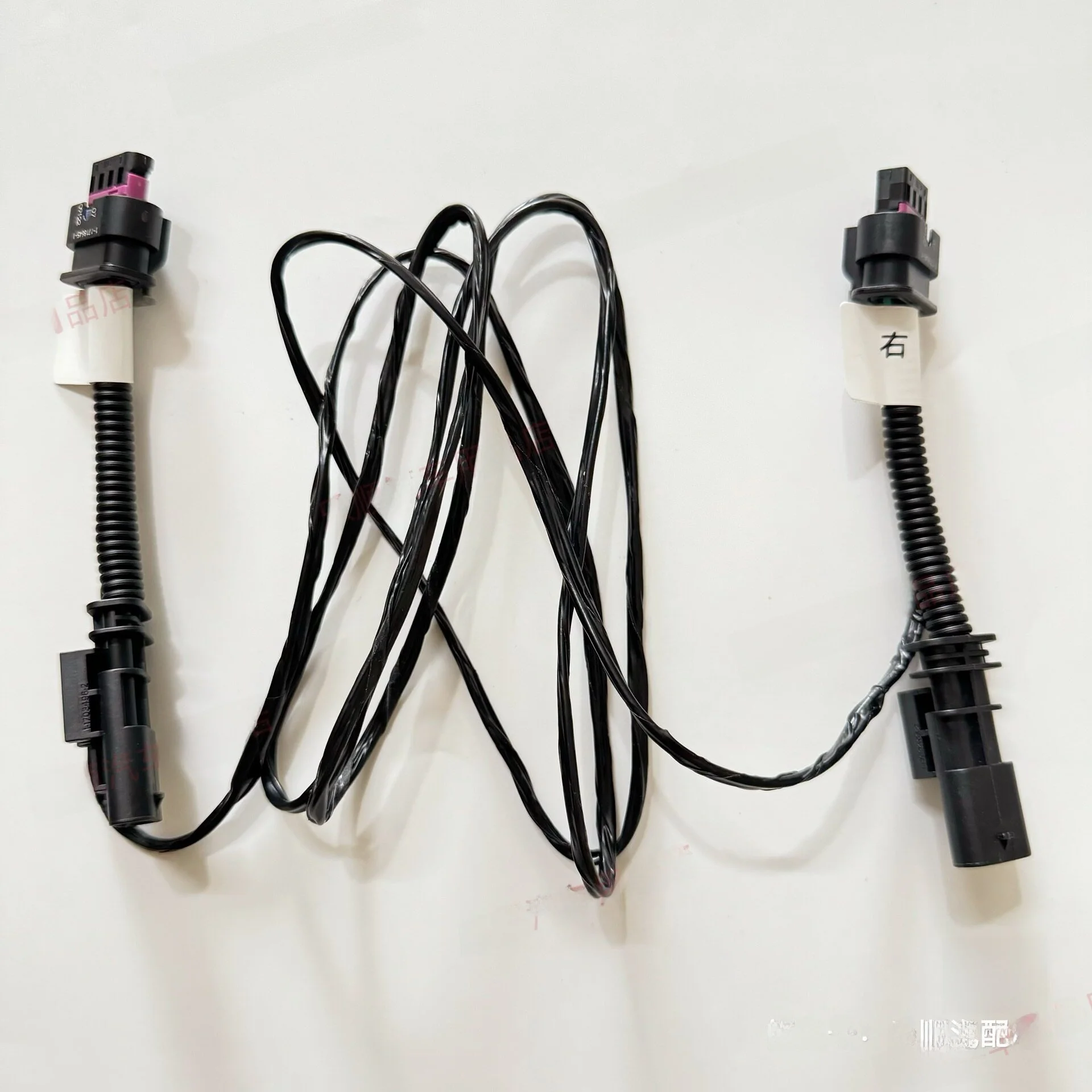 Suitable for Tesla Model 3 dual reversing lights without damage to the wiring harness. Conversion from 3pin to 4pin connector.