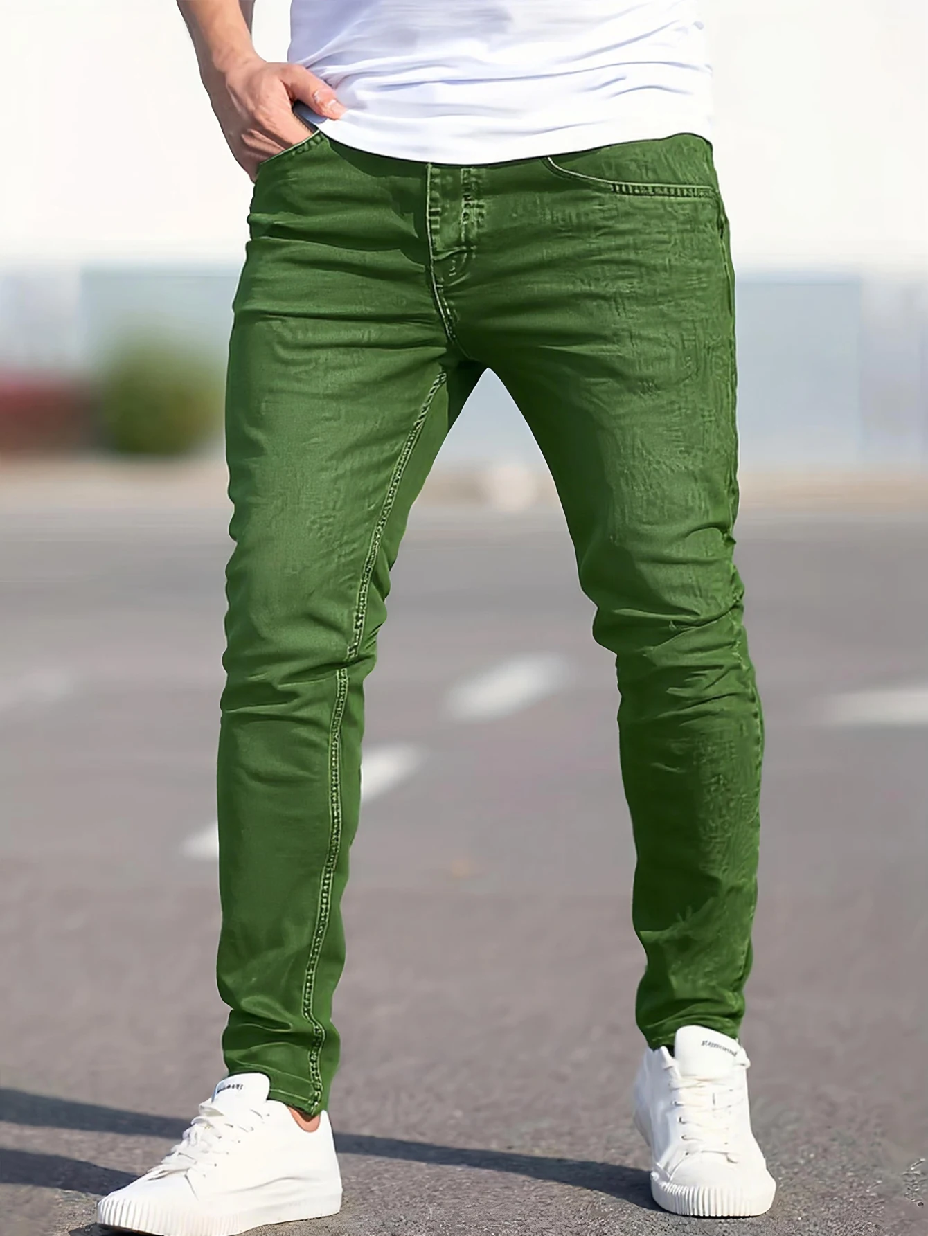 メンズミリタリーグリーンのスリムフィットジーンズ、シンプルでスタイリッシュ、体型を美しく見せる、カジュアルでトレンディなスタイルを簡単に演出します。