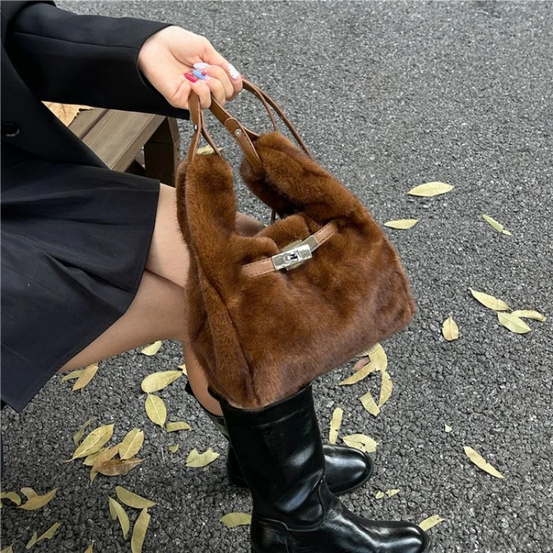 

Premium Women's Shoulder Bag Made Of Glen-Printed Leather Boasting High-End Skopje Lasting Spacious Soft Style​