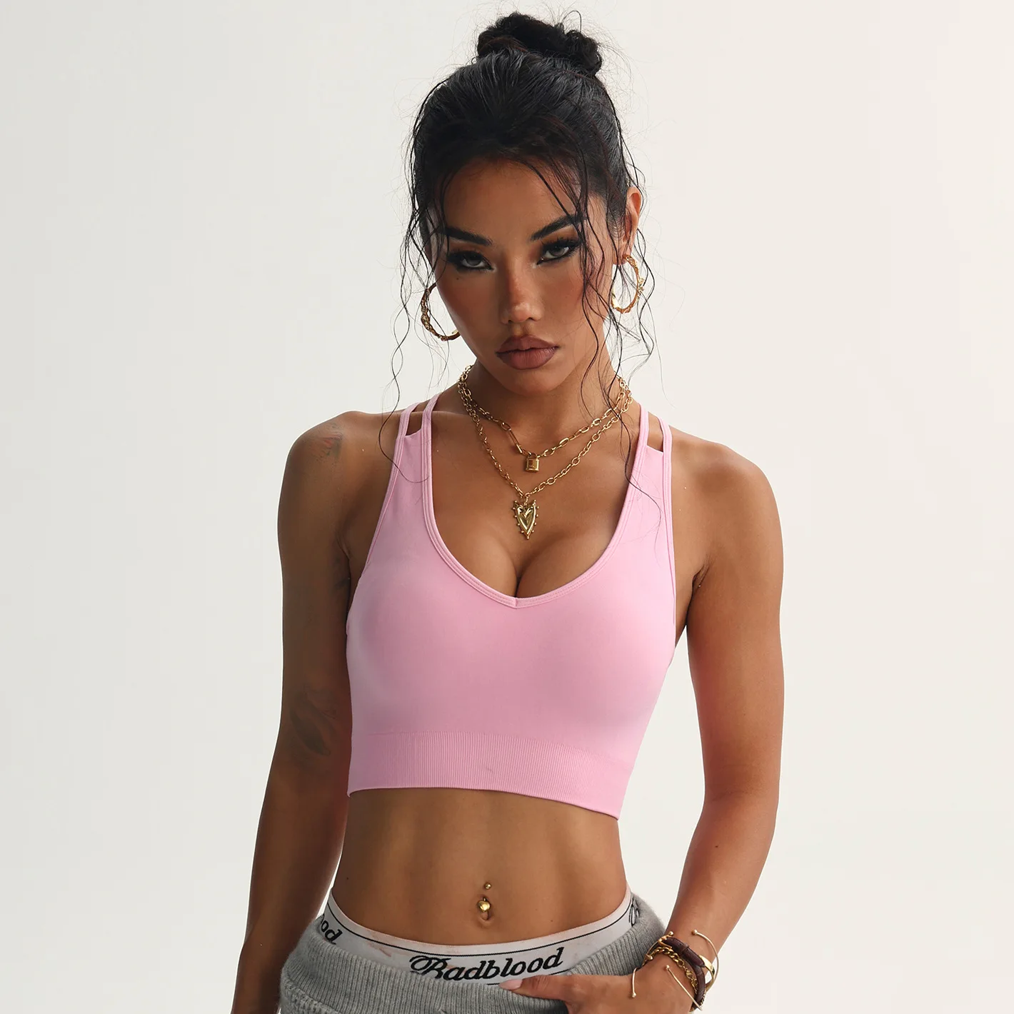 Seamless outdoor sports bra with heart-shaped cross design and adjustable back straps for fitness and yoga wear