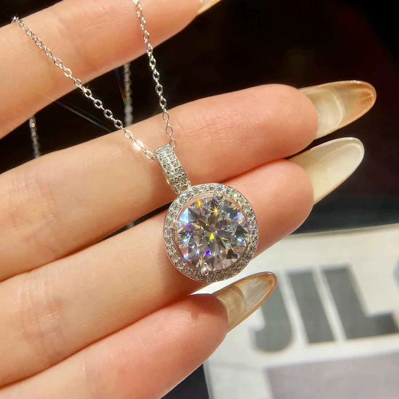 

1 Pc 1/2/3/4/5/10 Carat The Luxurious S925 Silver Moissanite Pendant Is Suitable for Different Occasions and Is Also An Ideal.