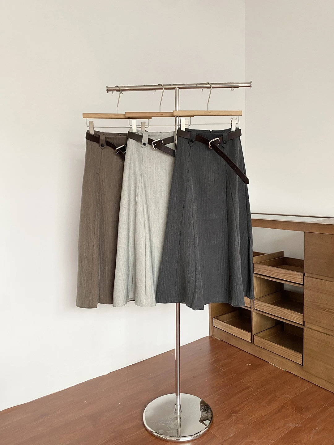 

Юбка миди А-силуэта с высокой талией, в комплекте с поясом, универсальный простой стиль, женская мода, весна 2026, корейская версия, с высокой талией