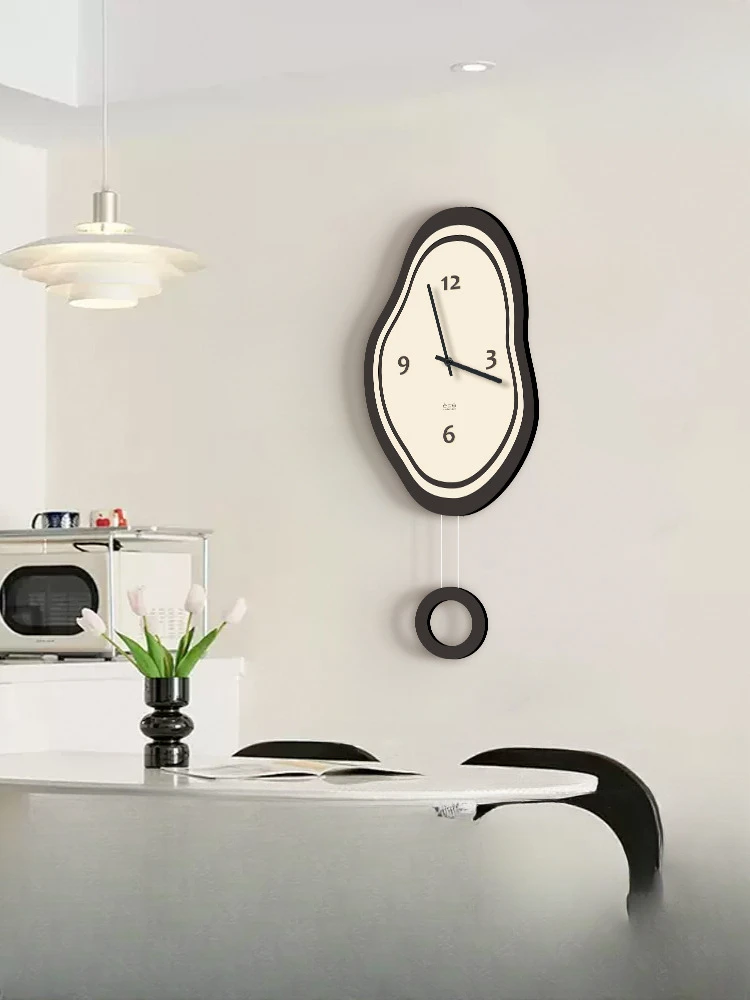 Cream style high-end restaurant wall clock, internet celebrity creative design, living room wall clock, new home clock