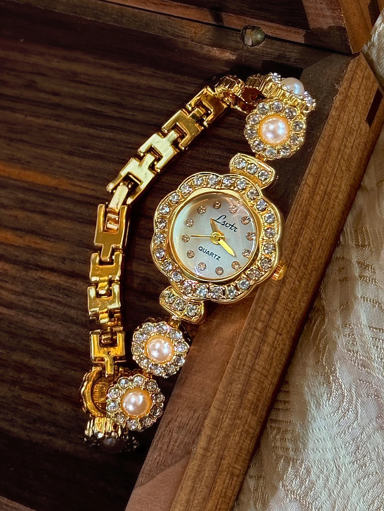 1 New Gold Low-Key Luxury Ladies' Quartz Watch With Diamond and Pearl Flower Case and White Dial Ladies' Waterproof Watch