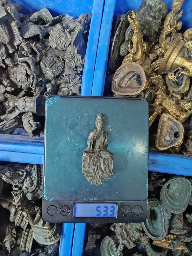 Vintage Guanyin Decorative Figurine Resin Meditation Statue Bronze Green Patina Craft Ornament for Home Office Desktop Shelf