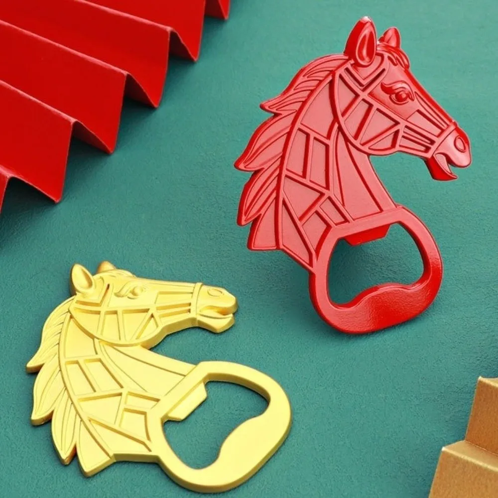 فتاحة زجاجات الحصان ذات التصميم المحمول الإبداعي، ملصق ثلاجة مغناطيسي باللونين الأحمر والذهبي، سهل الاستخدام