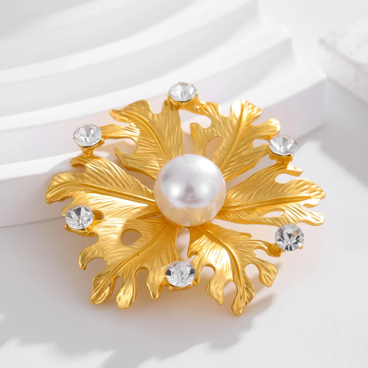 Flower matte electroplated pearl rhinestone brooch, fashionable retro clothing accessory brooch