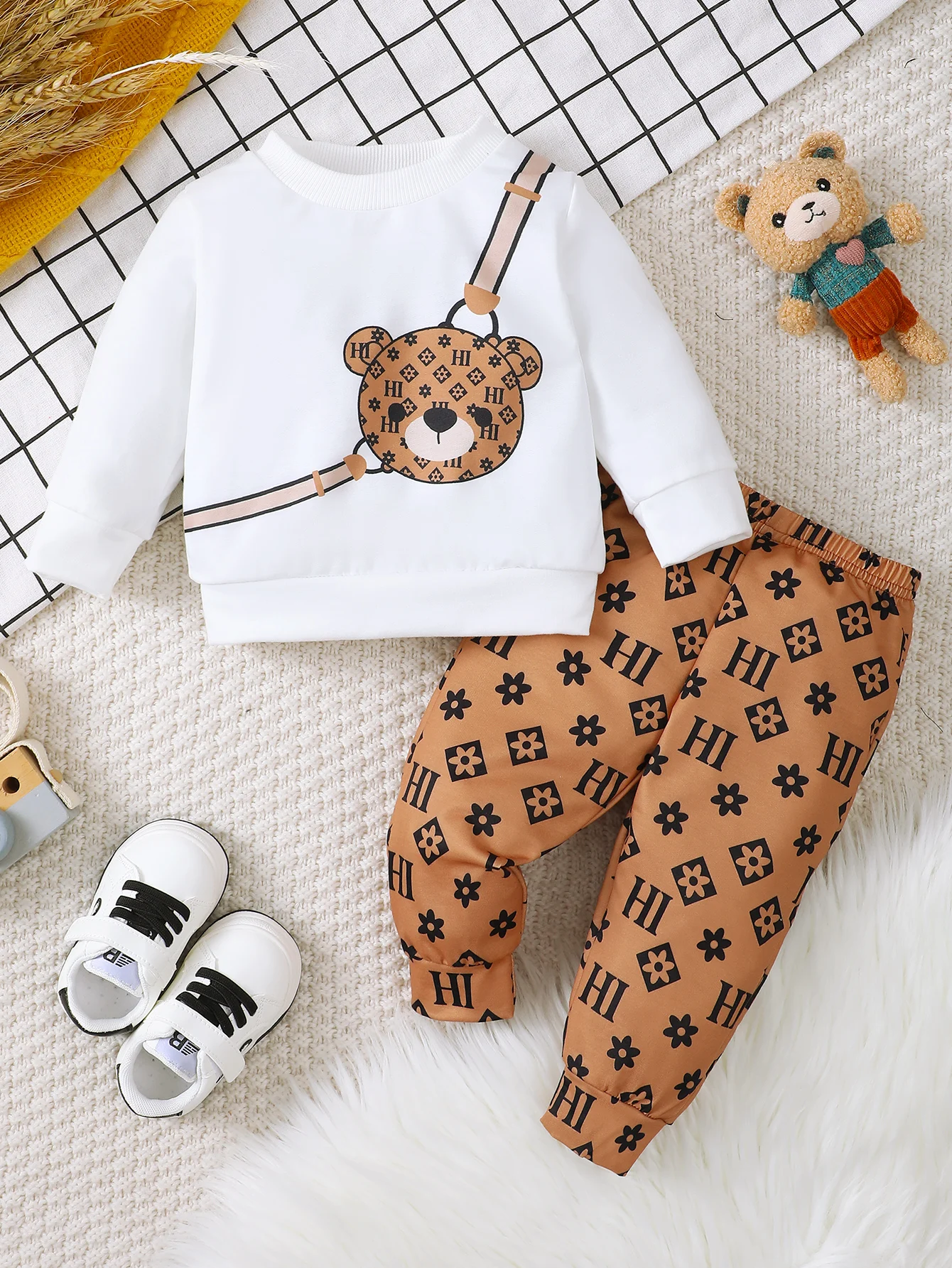 Fashion Baby Boy Two-Piece Personality Diagonal Bear Print White Simple Long-Sleeved Hoodie 100 Alpha-Printed Light Brown Pants