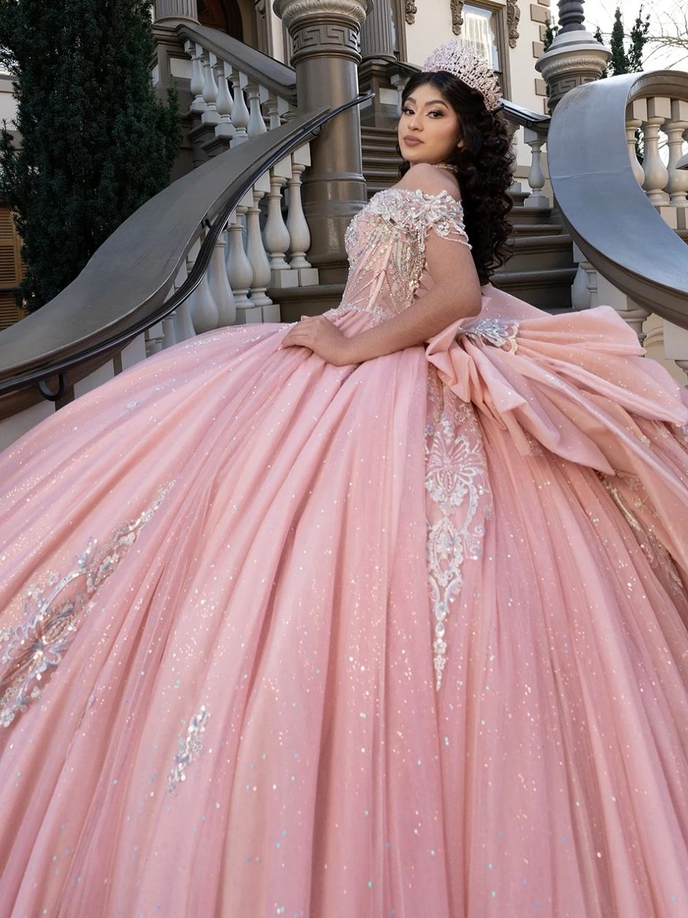 فستان Quinceanera وردي برباط من الخلف مزين بفيونكة لامعة فستان حفلة مخصص حلو 15 16 ملابس نسائية فاخرة لحفلات أعياد الميلاد