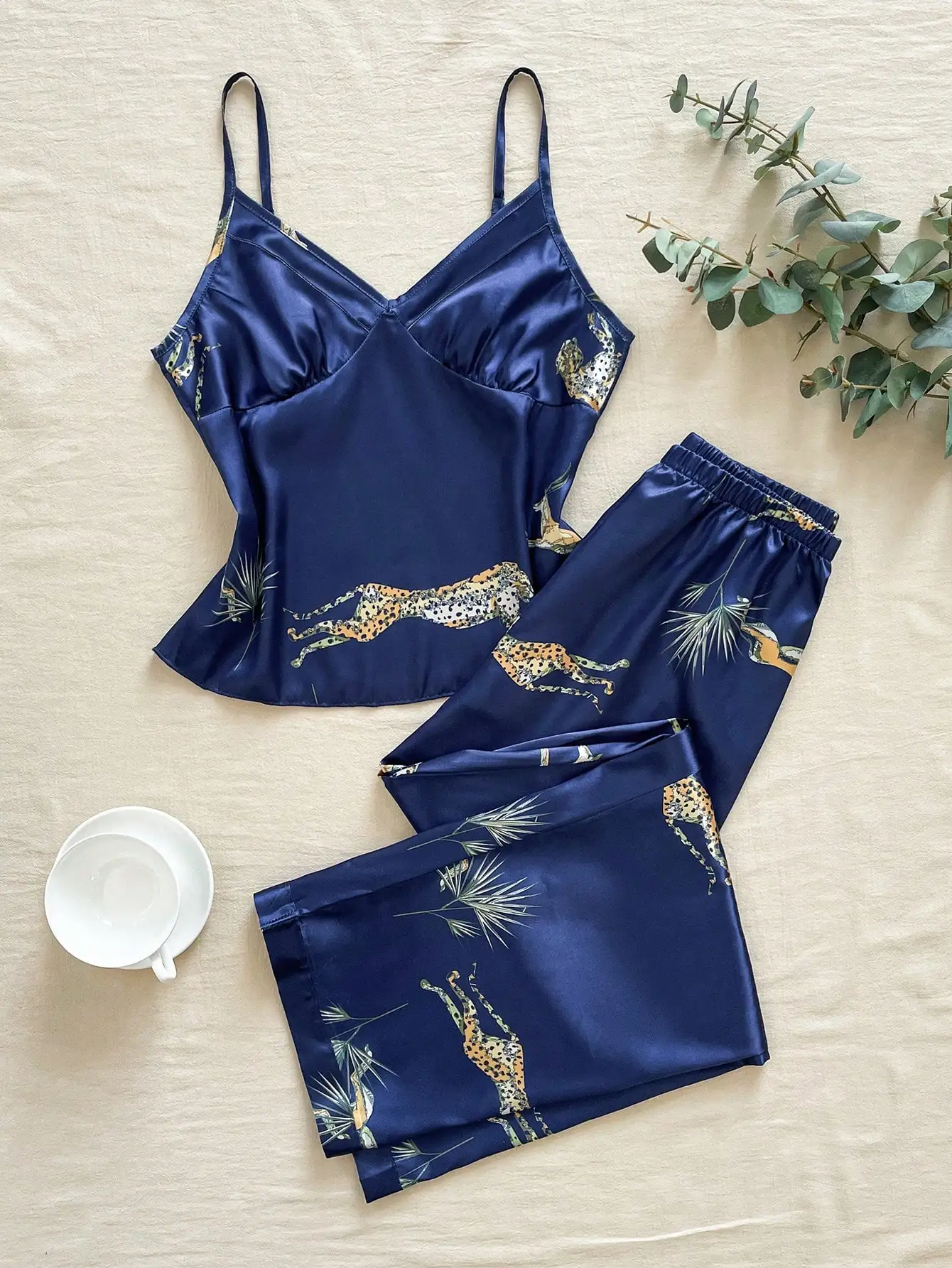 

Женский пижамный комплект из сатина темно-синего цвета с принтом диких кошек: майка и шорты