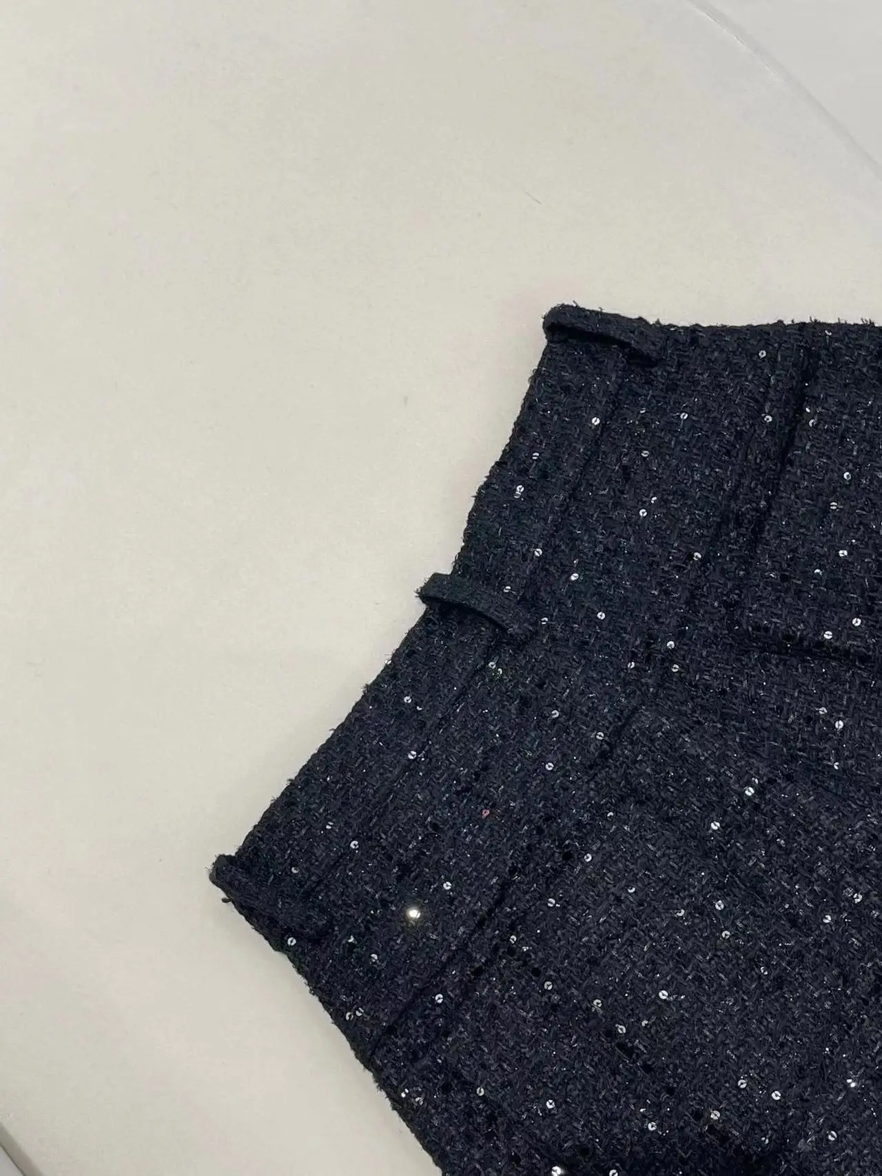 Pantaloncini corti da donna alla moda a vita alta in tweed nero con paillettes