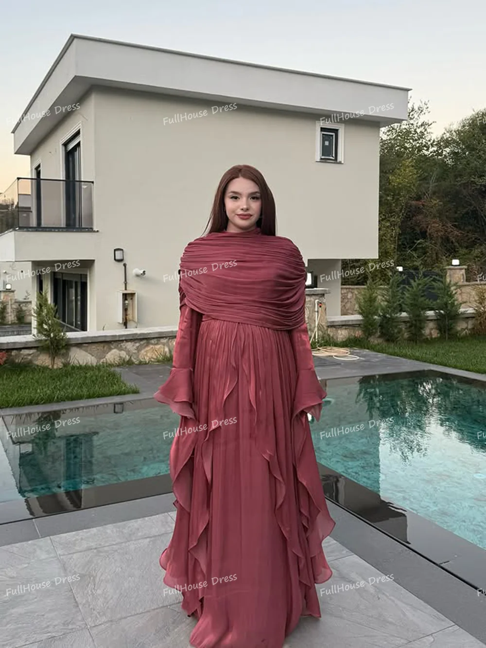 ชุดเดรสยาวมุสลิมแบบสั่งตัด คอทรงโอ ผ้าชีฟอง แต่งระบายเป็นชั้นๆ ทรงเอ แขนยาว ผ้าพลิ้ว  แบบเปิดหลัง  ความยาวแบบแม็กซี่ จับจีบ  สไตล์ซาอุดิอาระเบีย