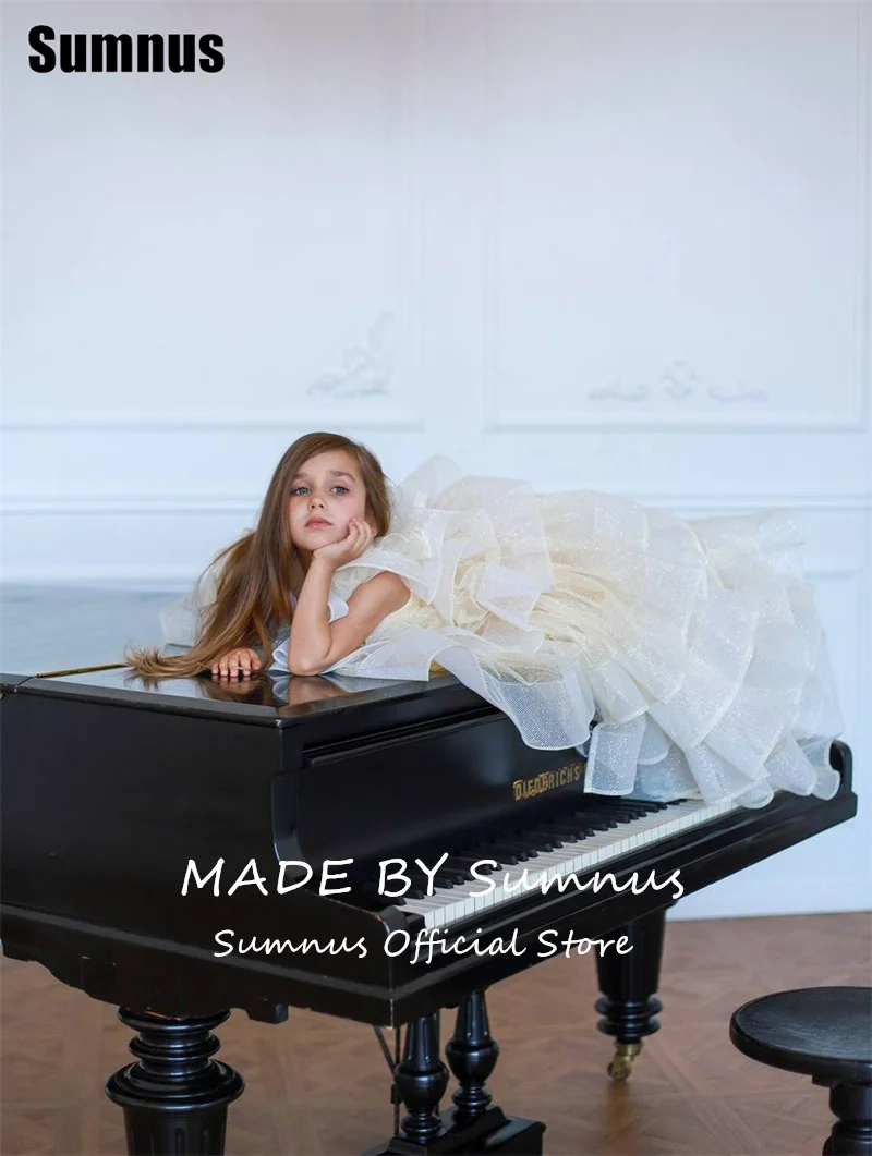 Sumnus かわいい A ライン アイボリー フラワー ガール ドレス O ネック ティアード ハイ/ロー フロアレングス ウェディング オケージョン ガウン 2025 カスタマイズ