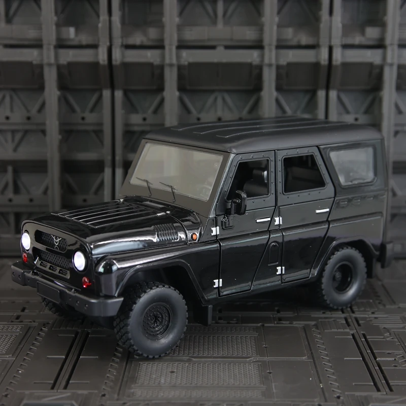 1:18 Watts Hunter vehículo todoterreno modelo de coche de aleación ornamento, puertas y capó del motor, el maletero se puede abrir rico en detalles