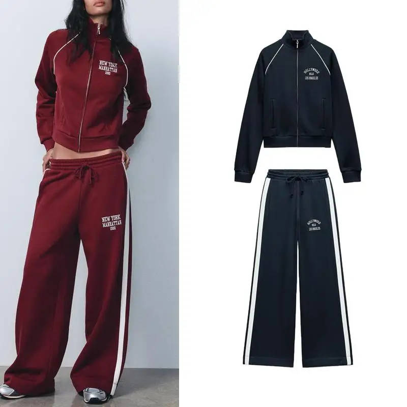 เสื้อสเวตเตอร์มีซับในพร้อมผ้ากำมะหยี่พิมพ์ลาย และกางเกงวิ่งตกแต่งแถบข้าง ชุดซิปยาว