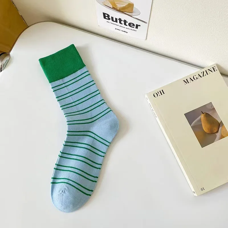 ถุงเท้าข้อสูง 6 คู่ ถุงเท้าผู้หญิงแบบกลาง ชุดถุงเท้าฤดูร้อน ระบายอากาศได้ดี สบายๆ ลายทางหลากสี ถุงเท้ากลางน่องสำหรับฤดูใบไม้ผลิและฤดูใบไม้ร่วง สำหรับสาวๆ