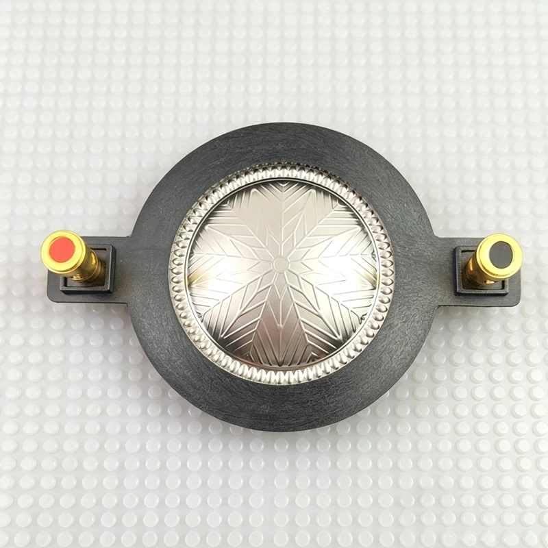 2 tweeters à dôme en titane de 44,4 mm – noyau de 44,5 mm, bobine vocale plate en aluminium, bornes de 90 mm