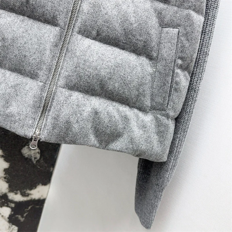 سترة شتوية نسائية 2025 سترة جديدة مرنة متماسكة مع قلنسوة سترة بيضاء مملوءة بالبط معطف سميك من الصوف مزيج أسفل معاطف