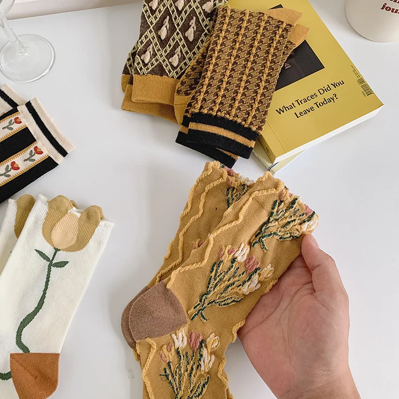 Herfstkoffie zonder been stiksel alles-in-één mechanisme retro Mori bloemen tekst ademende medium tube damessokken ins trend