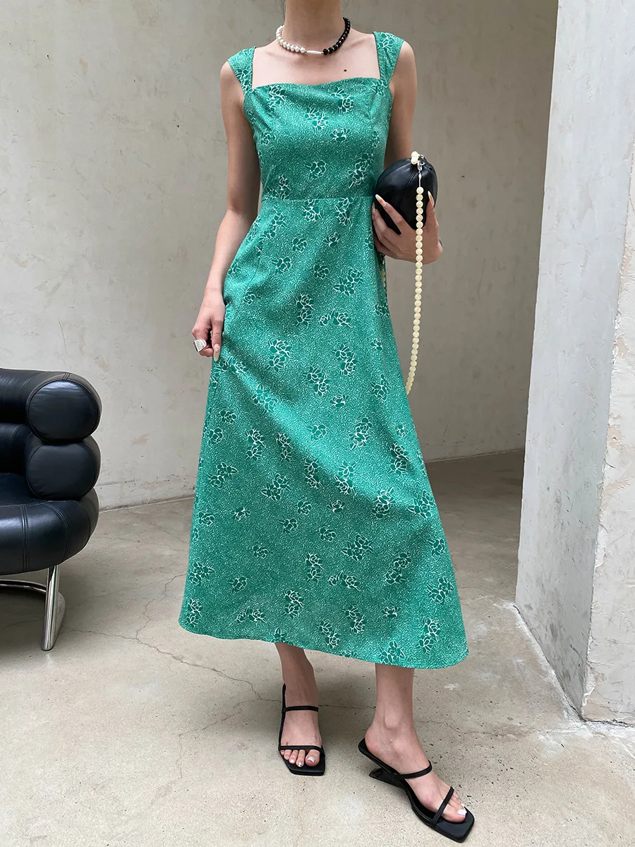 Sommerliches Damenkleid im französischen Retro-Stil mit eckigem Ausschnitt, tailliertem Schnitt und schlank machendem Blumenmuster. – Detail 6