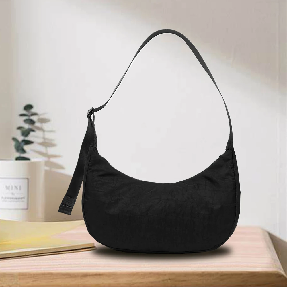 حقيبة كتف من النايلون على شكل هلال للنساء والفتيات حقيبة إبط عصرية محفظة صلبة تحت الإبط وحزام قابل للتعديل للتنقل والاستخدام اليومي