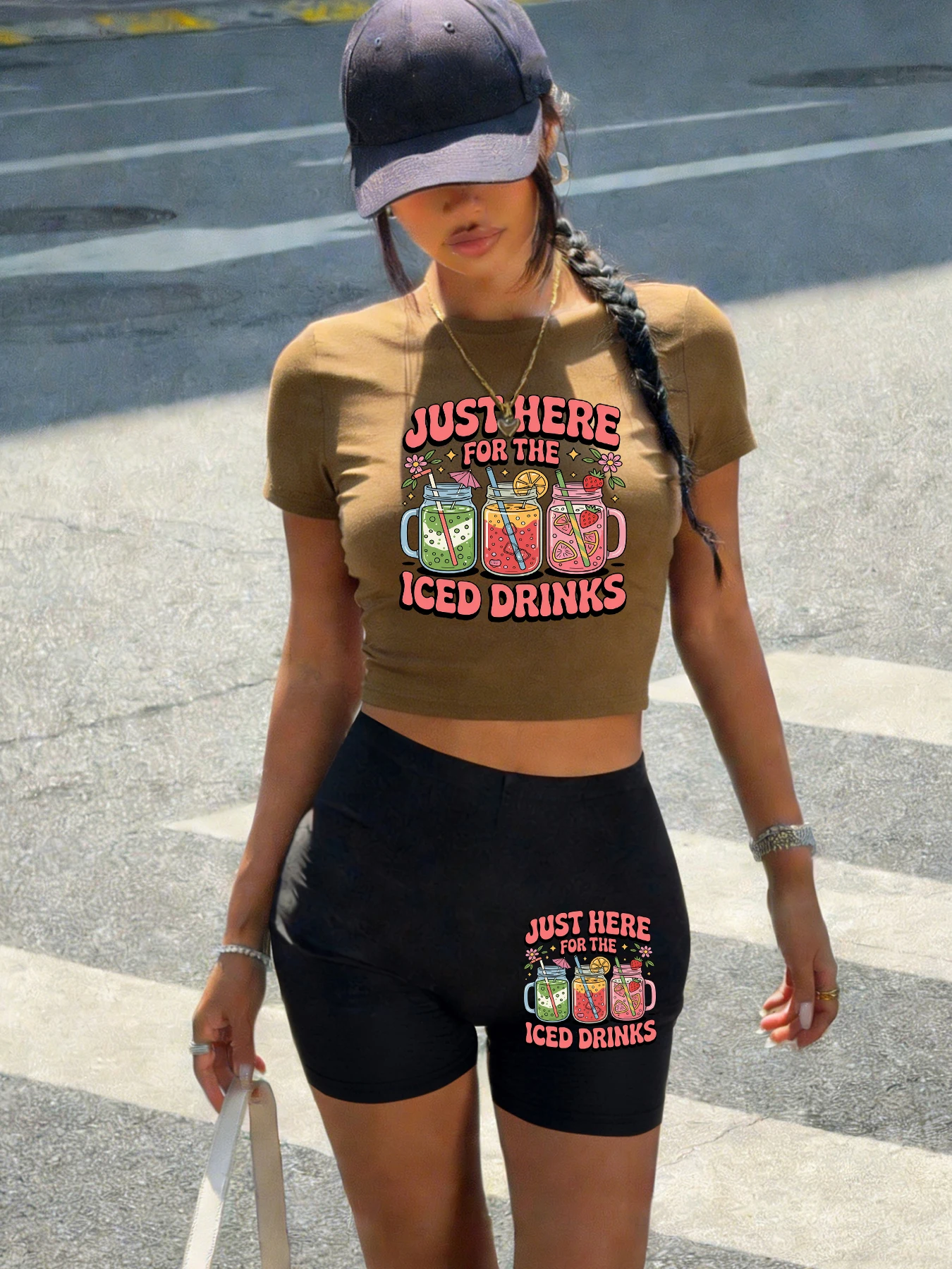 

Женский комплект: укороченная футболка с принтом «Лимонные напитки» и летние эластичные леггинсы/шорты с круглым вырезом из хлопка