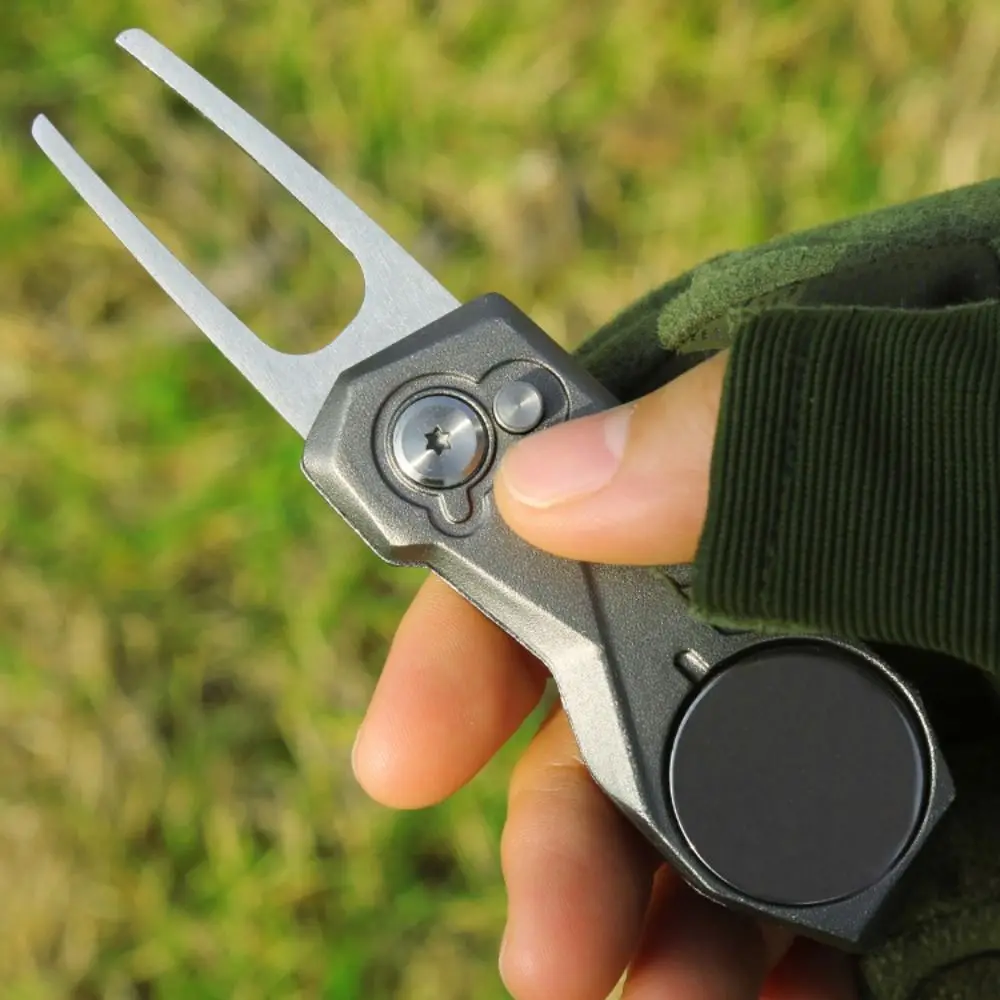 Switchblade Golf Divot Repair Tool, Mini Ball Marker, Botão Dobrável, Garfo Verde, Liga de Alumínio