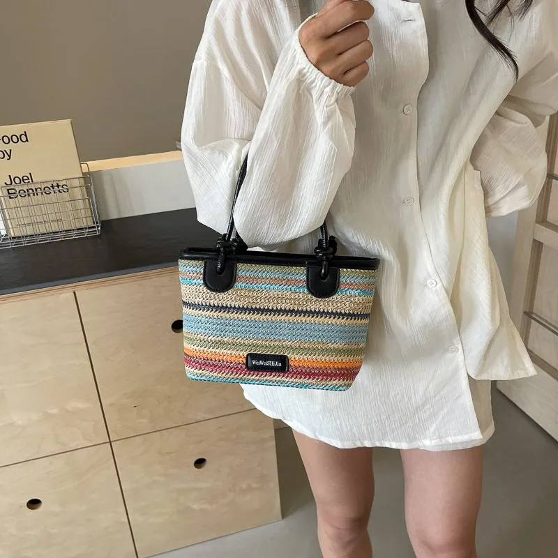 حقيبة شاطئ للعطلات على شاطئ البحر، حقيبة نسائية محمولة يدويًا من القش المنسوج يدويًا، حقيبة كروس صيفية جديدة بكتف واحد بألوان قوس قزح لعام 2025