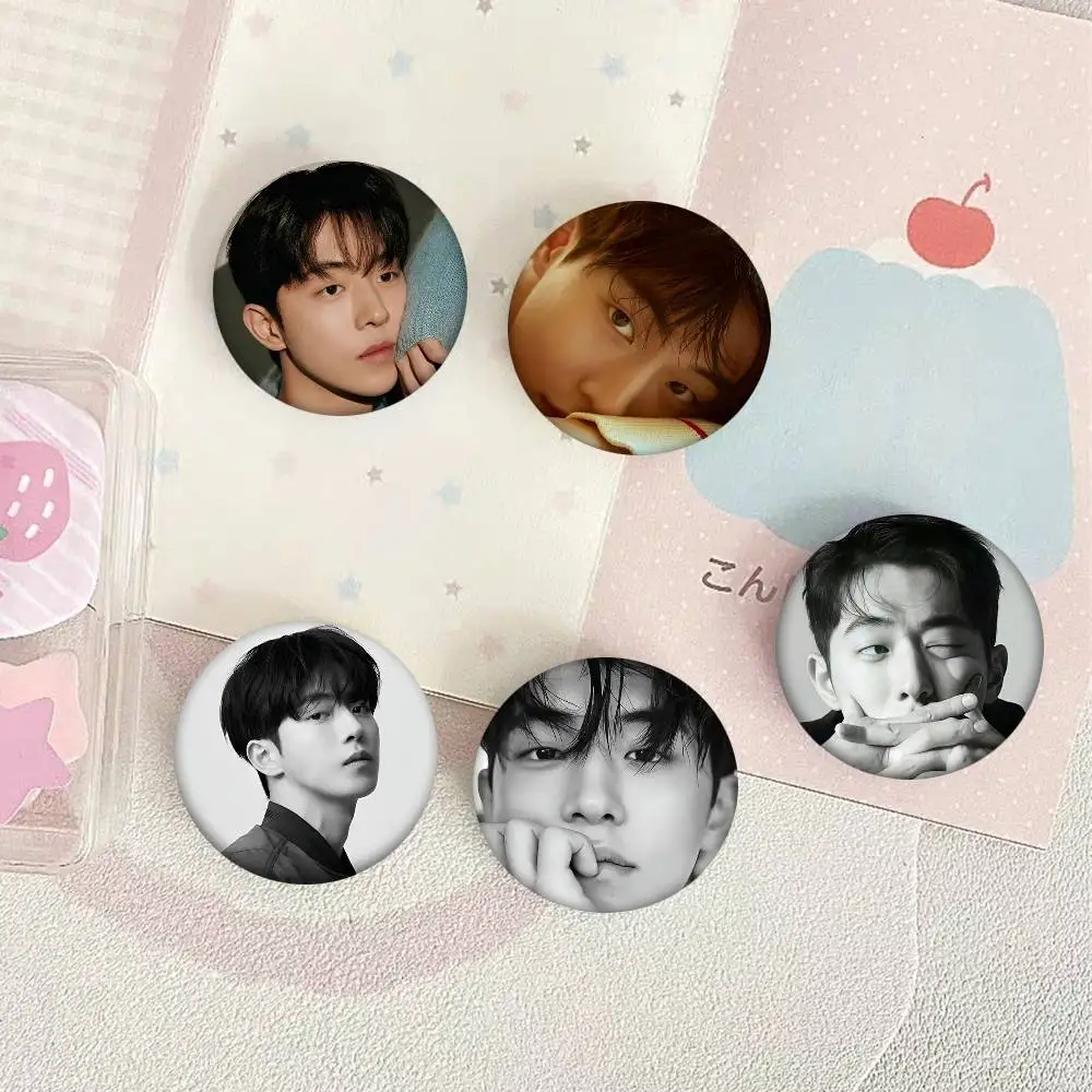 Korea Actor Model J-Joo Hyuk Nam Round Badges Can Be Used To Decorate Clothes And Backpack Pins