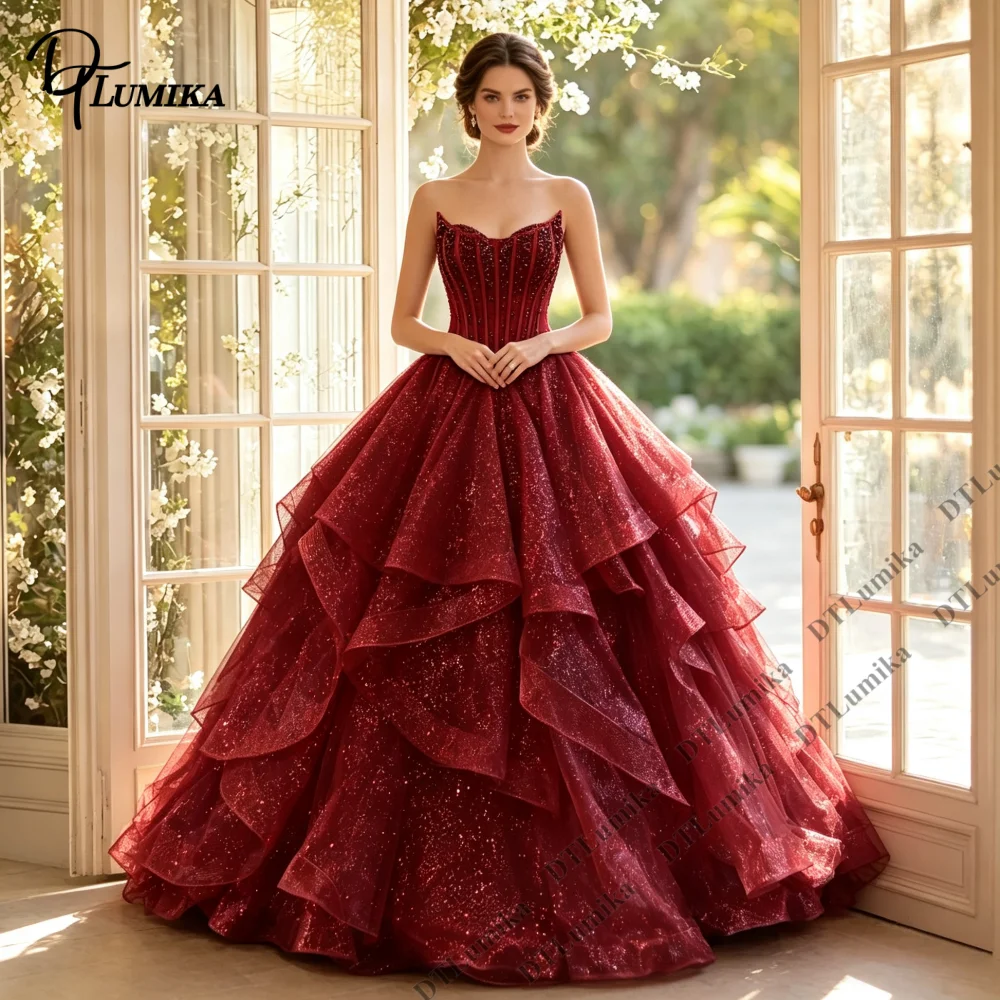 Mehrlagiger Rüschenrock Funkelndes Tüll-Abendkleid Korsett Burgunderrotes Militär-Ballkleid Maßgeschneidertes Quinceanera-Partykleid