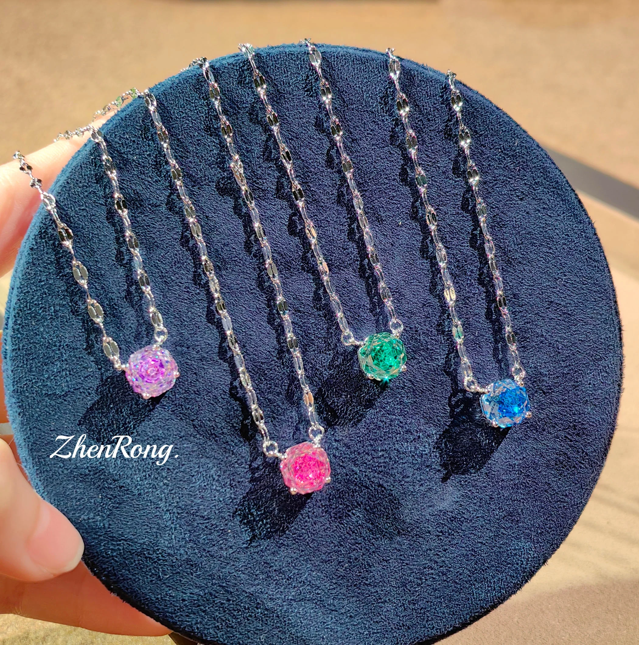 Exquisite and sparkling necklace, high color treasure lip chain, dazzling rose red pendant, women's daily accessories, green