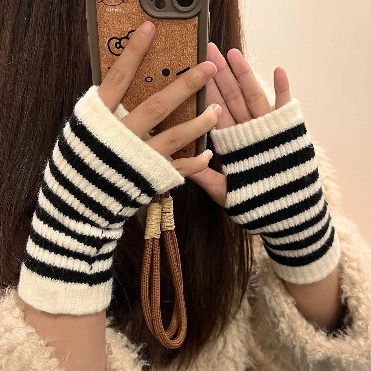 Полосатые вязаные нарукавники
