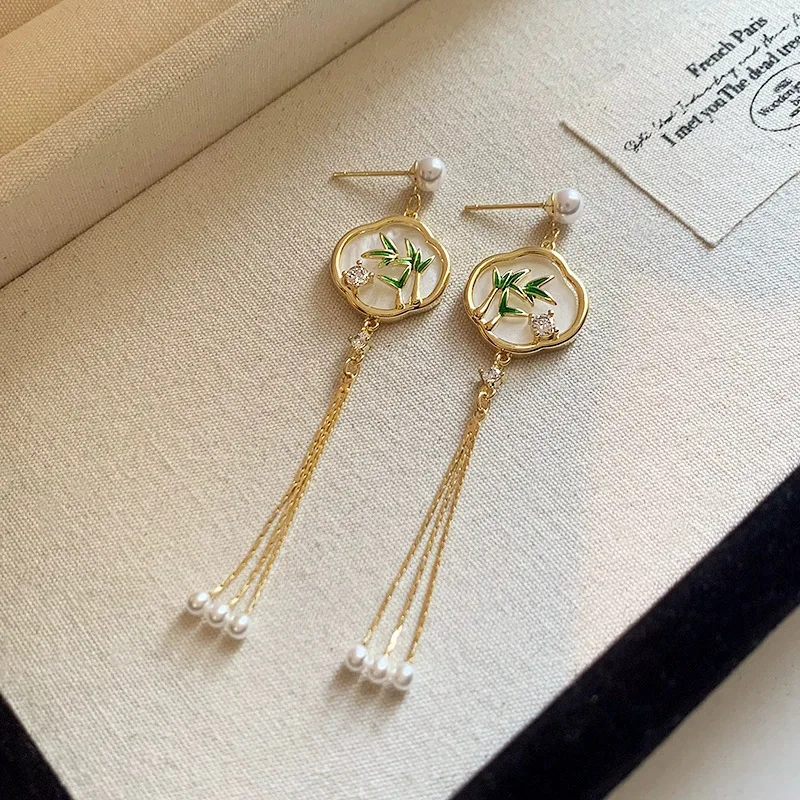 

New Chinese style fan-shaped green bamboo leaf earrings for women, retro Chinese style long tassel cheongsam earrings