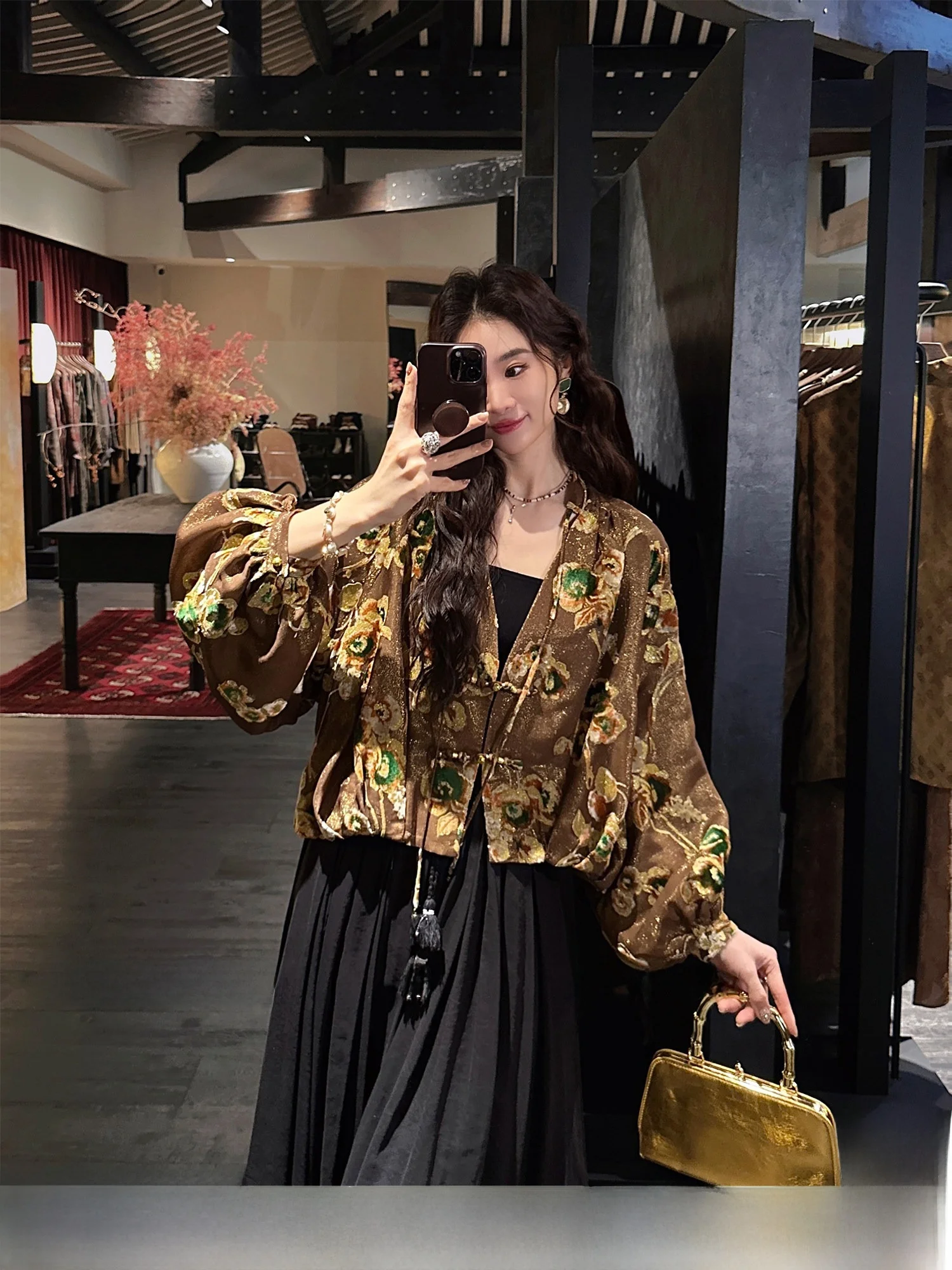 

Новая китайская вязаная кофта Sanji Bla Flower для ранней весны с вышивкой в виде цветов, золотым плетением и легким шелковым эффектом, уникальная и изысканная.