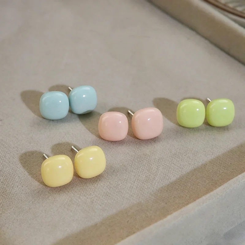 2026 Neue Makronen-Farbene Quadratische Mini-Ohrstecker Vielseitige Sommer-Accessoires für Damen im Urlaubsstil Schmuckdesign für Mädchen – Detail 11