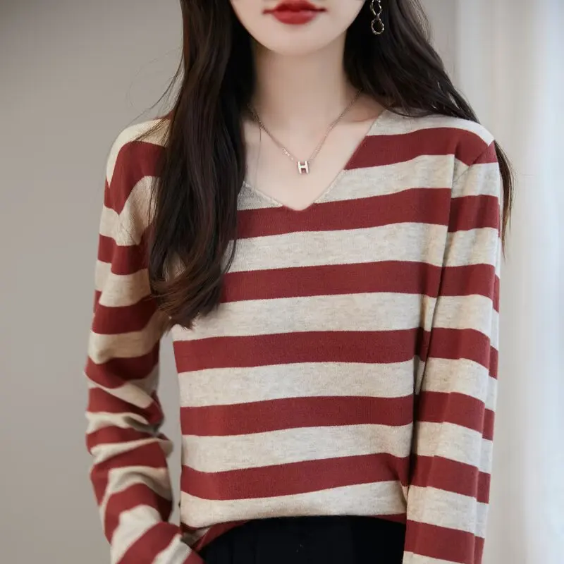 

Early Autumn 2025 Korean Sle Faion Design Loose Slimming Versatile Andy Fce Wide Stripe V-Ne Knitwear for Women