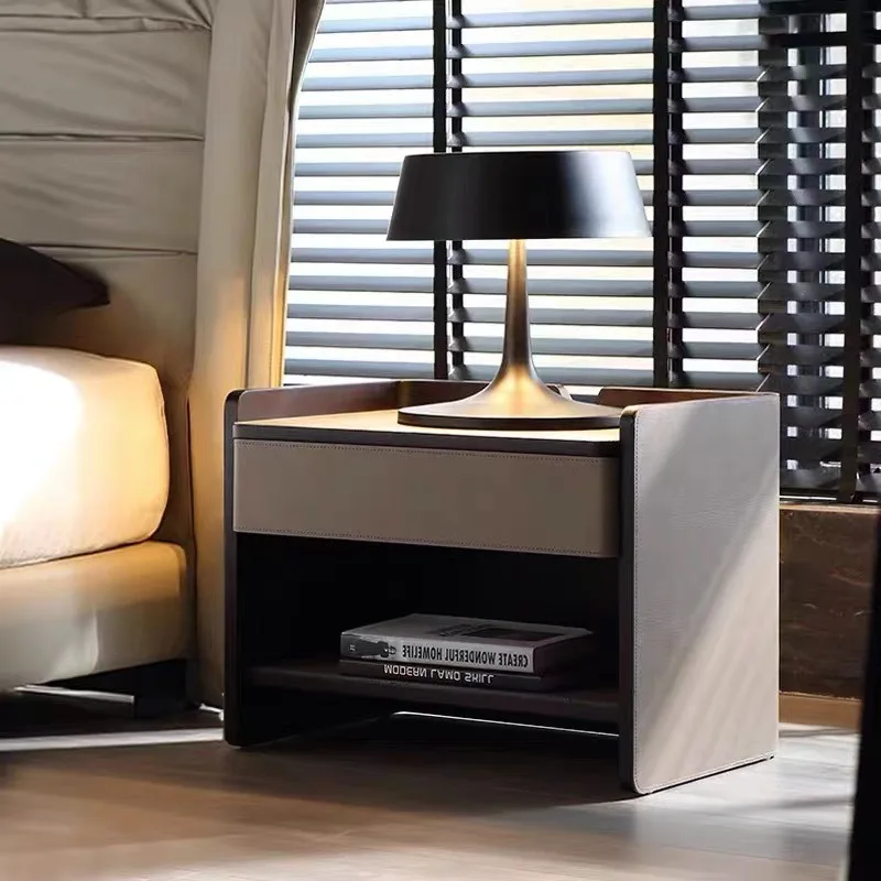 Mesita de noche t, silla de montar de madera maciza, cuero, ligera, de lujo, sencilla, de alta gama, mueble lateral premium de grano de madera ahumada